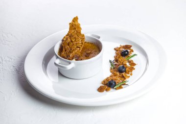 Bir restoranda taze pişmiş geleneksel tatlı çörek