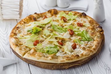 domates, peynir ve marul ile vejetaryen pizza