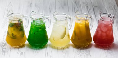 Kavanozlarda çeşitli tatlı ev yapımı limonata içecekler