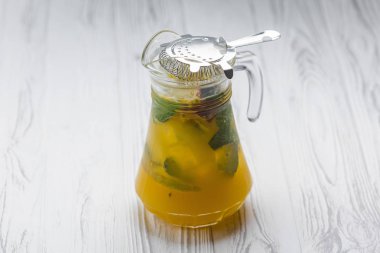 Bir kavanozda lezzetli ev yapımı limonata içecek