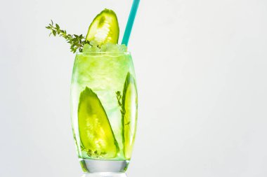 Buz ve saman ile alkollü içecek