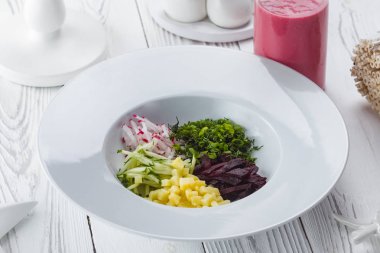 Organik limon, havuç ve marul ile taze salata