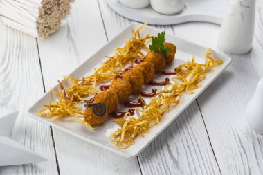 Bir tabakta zeytin ile kızarmış köfte