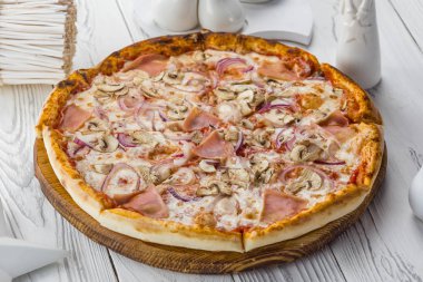 Jambon ile taze İtalyan klasik orijinal pizza