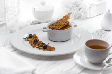 Bir tabakta sos daldırma ile tatlı bir tatlı