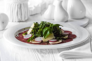 Organik sebze ve peynirden yapılan taze lezzetli salata