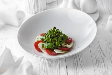 Domates ve peynirden yapılan taze lezzetli salata