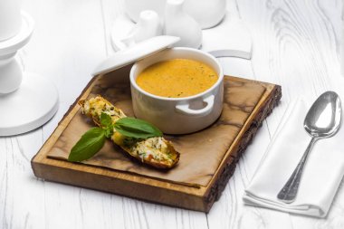 Mantar ve baharat ile lezzetli krema çorbası