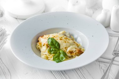 Bir kase klasik İtalyan lazanya çanak