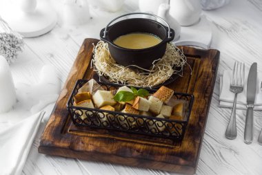 Daldırma soslu küçük ekmek parçaları