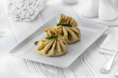 Beyaz tabakta etli köfte