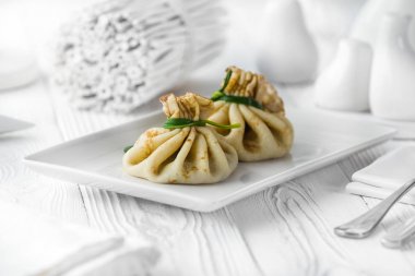 Beyaz bir tabakta et ile sıcak köfte