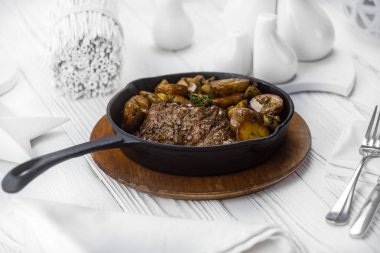 Dilimlenmiş patates ile ızgara sığır eti biftek