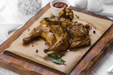 Baharatlı domates daldırma sos ve sebze ile Tavuk kanatları