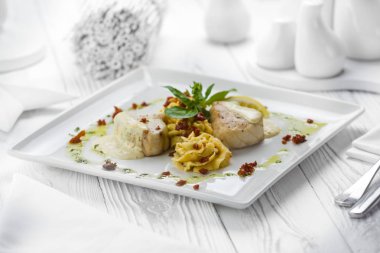 Patates püresi ve sebze ile kızarmış balık