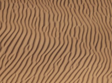 Çöldeki kum tepeleri.