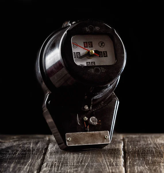 Relógio preto artesanal incomum do medidor de energia elétrica — Fotografia de Stock