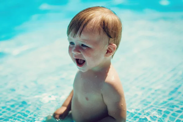 Наляканий хлопчик у басейні — стокове фото