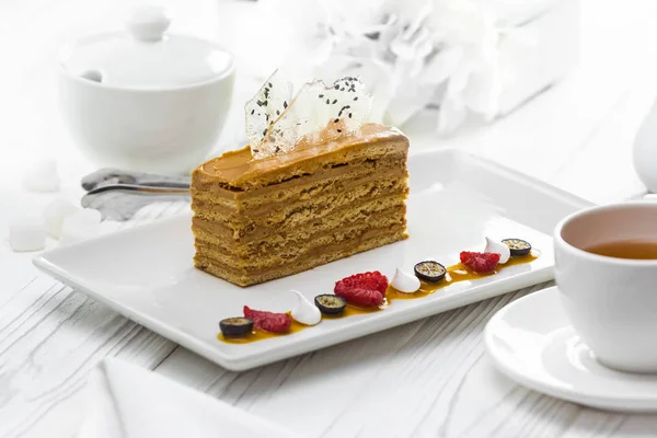 Свежеиспеченный традиционный сладкий пирог с ягодами — стоковое фото
