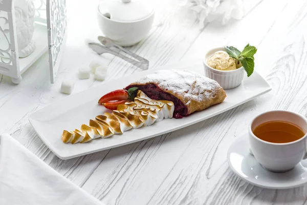 Torta doce recentemente assada com um morango e creme — Fotografia de Stock