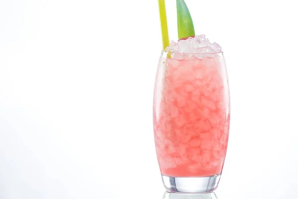 Une image d'un cocktail rose dans un verre — Photo