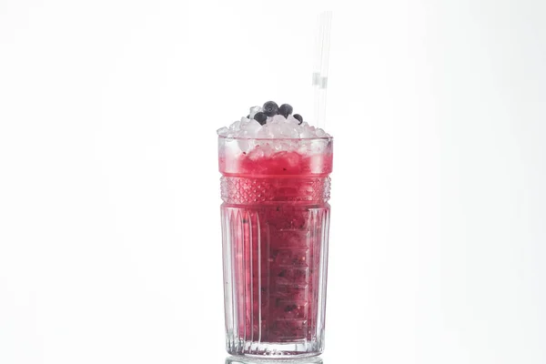 Smoothie aux fruits avec yaourt et baies dans un verre — Photo