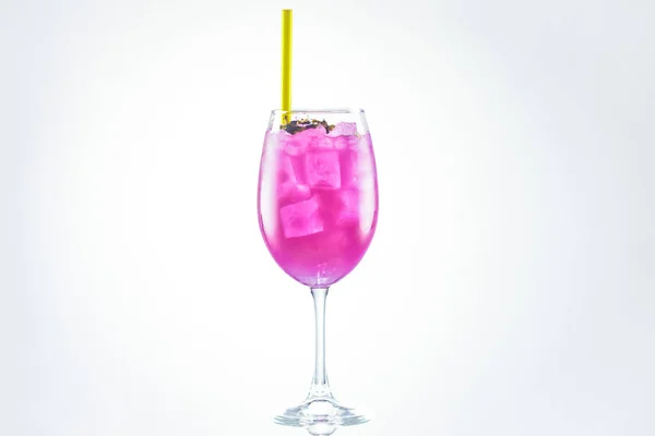 Une boisson alcoolisée violette avec une paille sur fond blanc — Photo