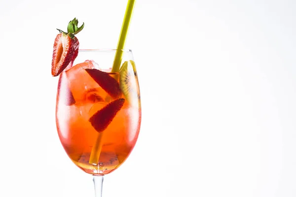 Un cocktail alcolico all'arancia con una cannuccia su sfondo bianco — Foto Stock
