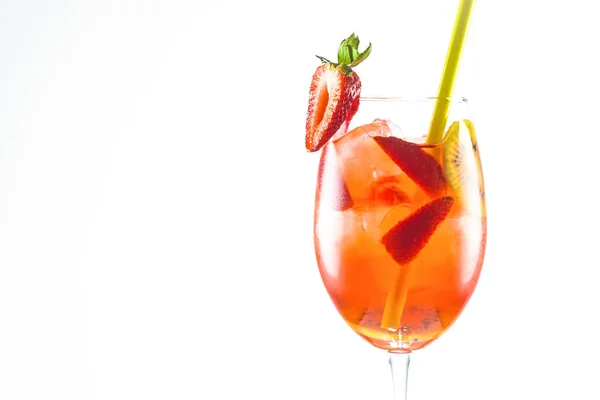 Ein Erdbeer-Alkohol-Cocktail mit einem Strohhalm auf weißem Hintergrund — Stockfoto