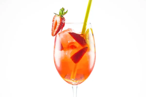 Un cocktail de alcool cu căpșuni pe fundal alb — Fotografie, imagine de stoc