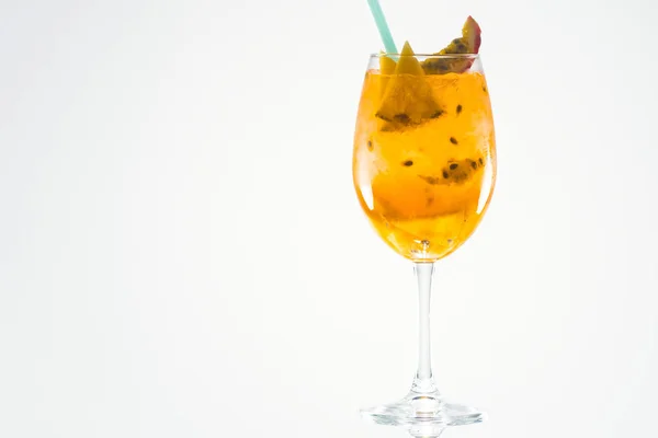 Un cóctel de mango con alcohol y paja sobre fondo blanco — Foto de Stock