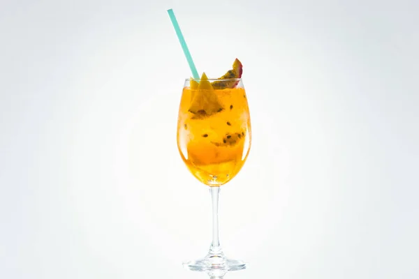 Ein Alkoholcocktail mit Mango auf weißem Hintergrund — Stockfoto