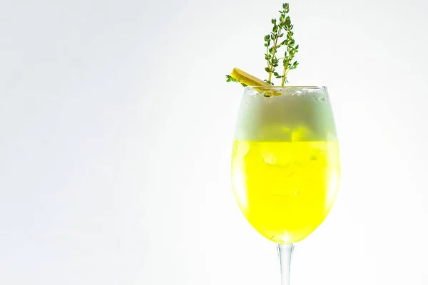 흰색 배경에 빨대가 달린 녹색 알코올 칵테일 — 스톡 사진