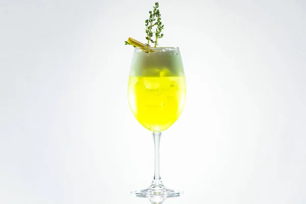 Ένα πράσινο αλκοολούχο ποτό με άχυρο σε λευκό φόντο — Φωτογραφία Αρχείου
