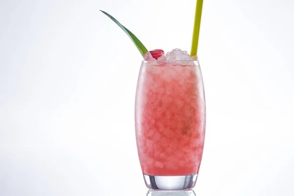 En bild av en cocktail i ett glas med ett strå — Stockfoto