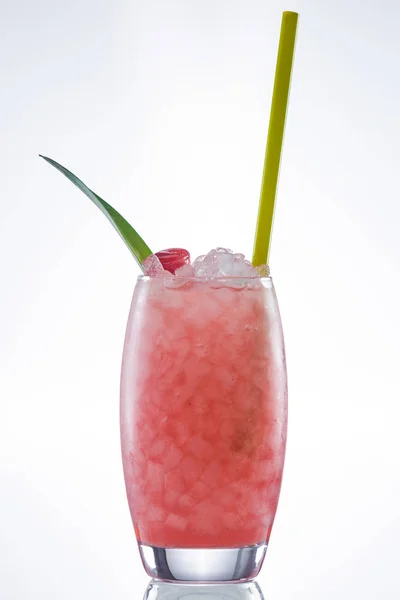 Una imagen de una bebida de cóctel en un vaso — Foto de Stock