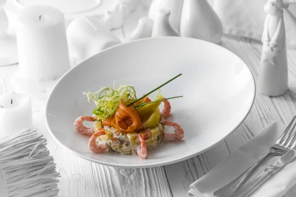 Délicieuse salade de crevettes fraîches avec laitue et sauce — Photo