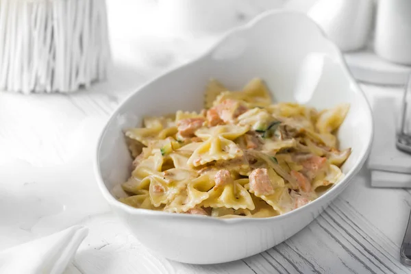 A pasta dish with meat and cucumbers — Stock Photo, Image