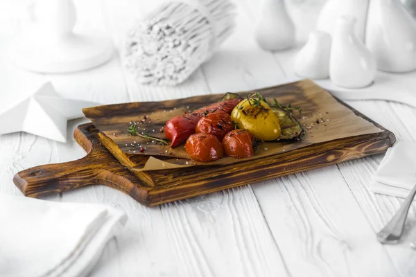 Ångkokta tomater serveras på en brun kartong — Stockfoto
