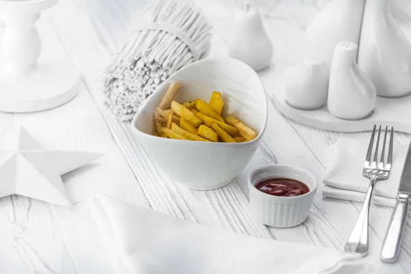 Salta pommes frites med tomatdippsås — Stockfoto