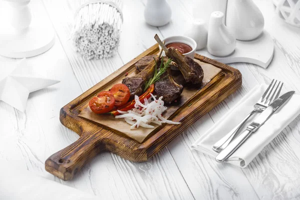 Carne a la parrilla con verduras y salsa de inmersión en una tabla —  Fotos de Stock