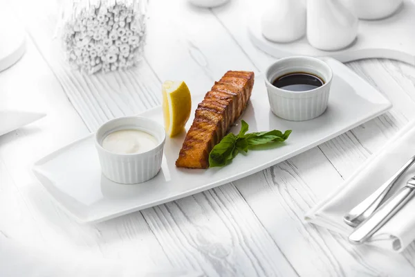 Grillad fisk lax med citron och gräddsås — Stockfoto