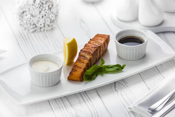 Stekt fisk lax med citron och sojasås — Stockfoto