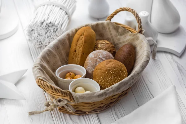 Ароматный хлеб и булочки в корзине — стоковое фото