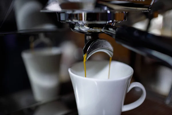 Máquina de café para hacer verdadera bebida de la vieja escuela . — Foto de Stock