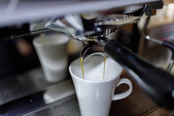 Máquina de café para hacer verdadera bebida de la vieja escuela . — Foto de Stock