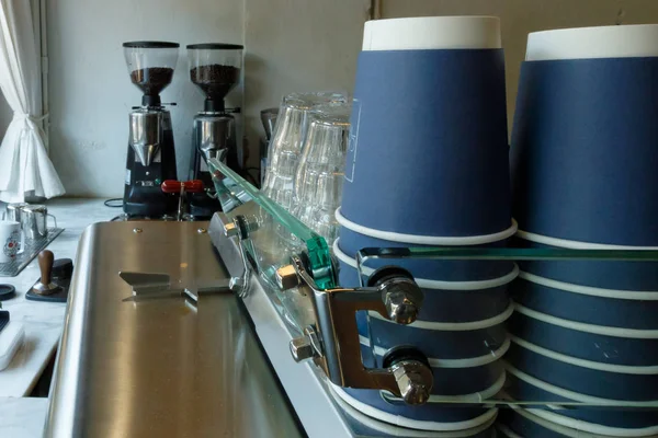Тип кафе с кофеваркой и кофемолкой . — стоковое фото
