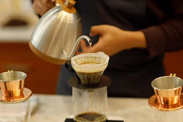 Joven barista vertiendo café . — Foto de Stock