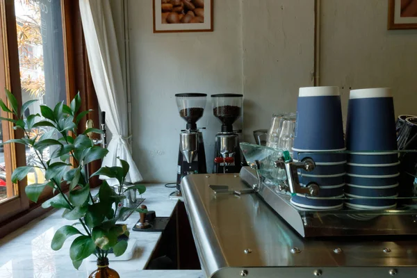 Tipo de café con máquina de café y molinillo de café . — Foto de Stock