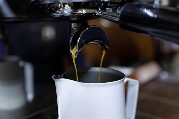 Máquina de café para hacer verdadera bebida de la vieja escuela . — Foto de Stock